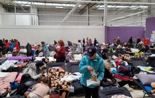 schutzsuchende am polnischen grenzuebergang v5