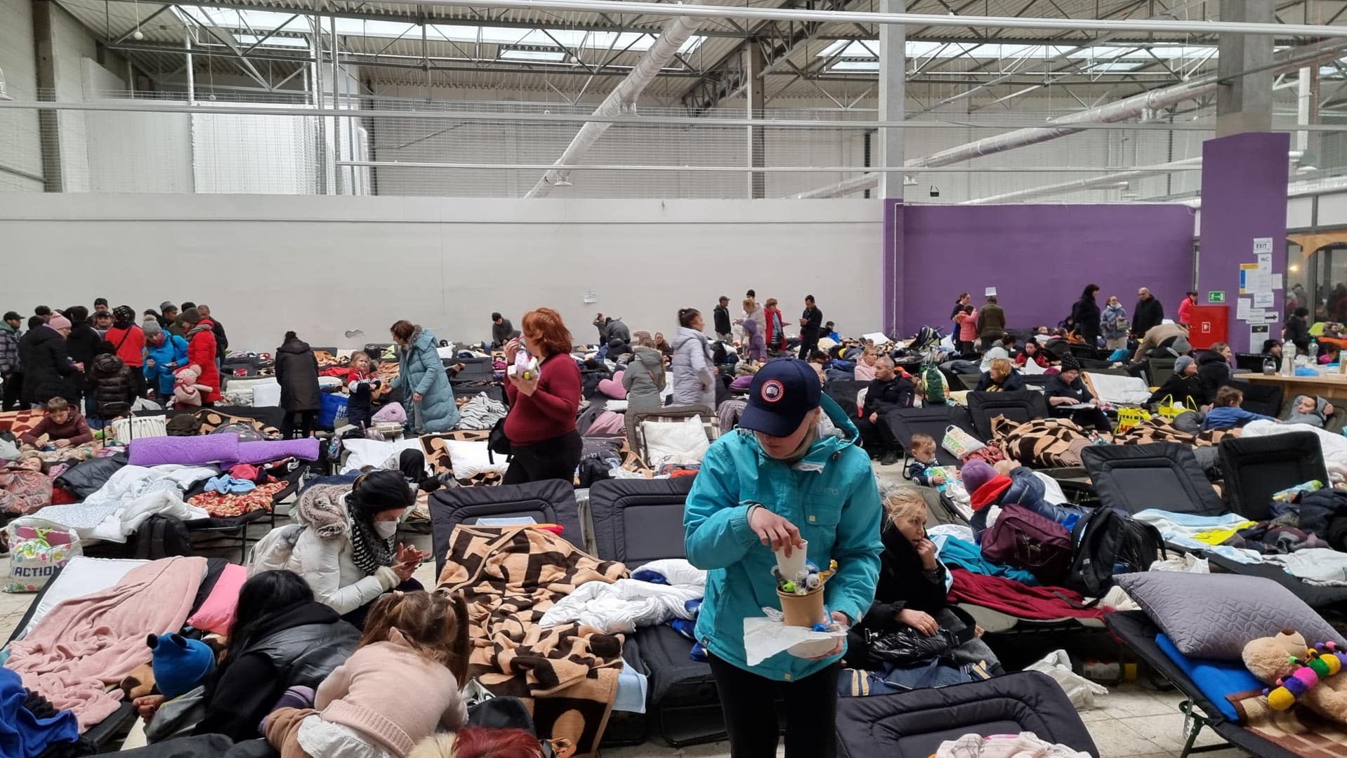 schutzsuchende-ukrainische-grenze-humanitaere-hilfe Schutzsuchende Familien am polnisch-ukrainischen GrenzΓΌbergang β humanitΓ€re Hilfe fΓΌr GeflΓΌchtete