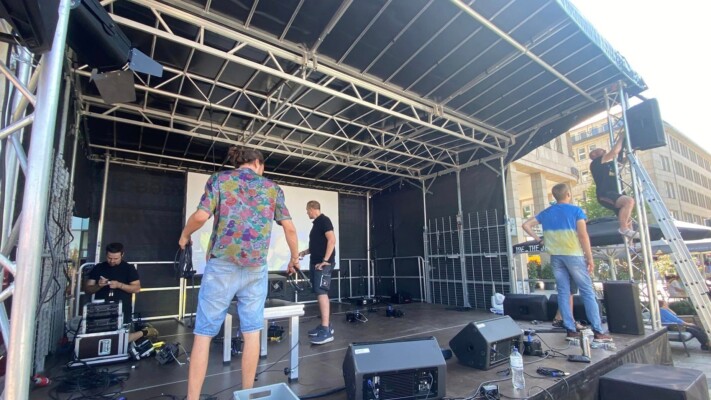 BΓΌhnenaufbau zum UnabhΓ€ngigkeitstag der Ukraine am Jungfernstieg BΓΌhnenaufbau zum UnabhΓ€ngigkeitstag der Ukraine am Jungfernstieg in Hamburg β ehrenamtliche Helfer der Ukraine Hilfe Hamburg