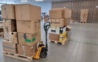 Pakete auf Hubwagen im Lager