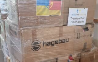 Pakete mit Spenden werden im Lager verpackt