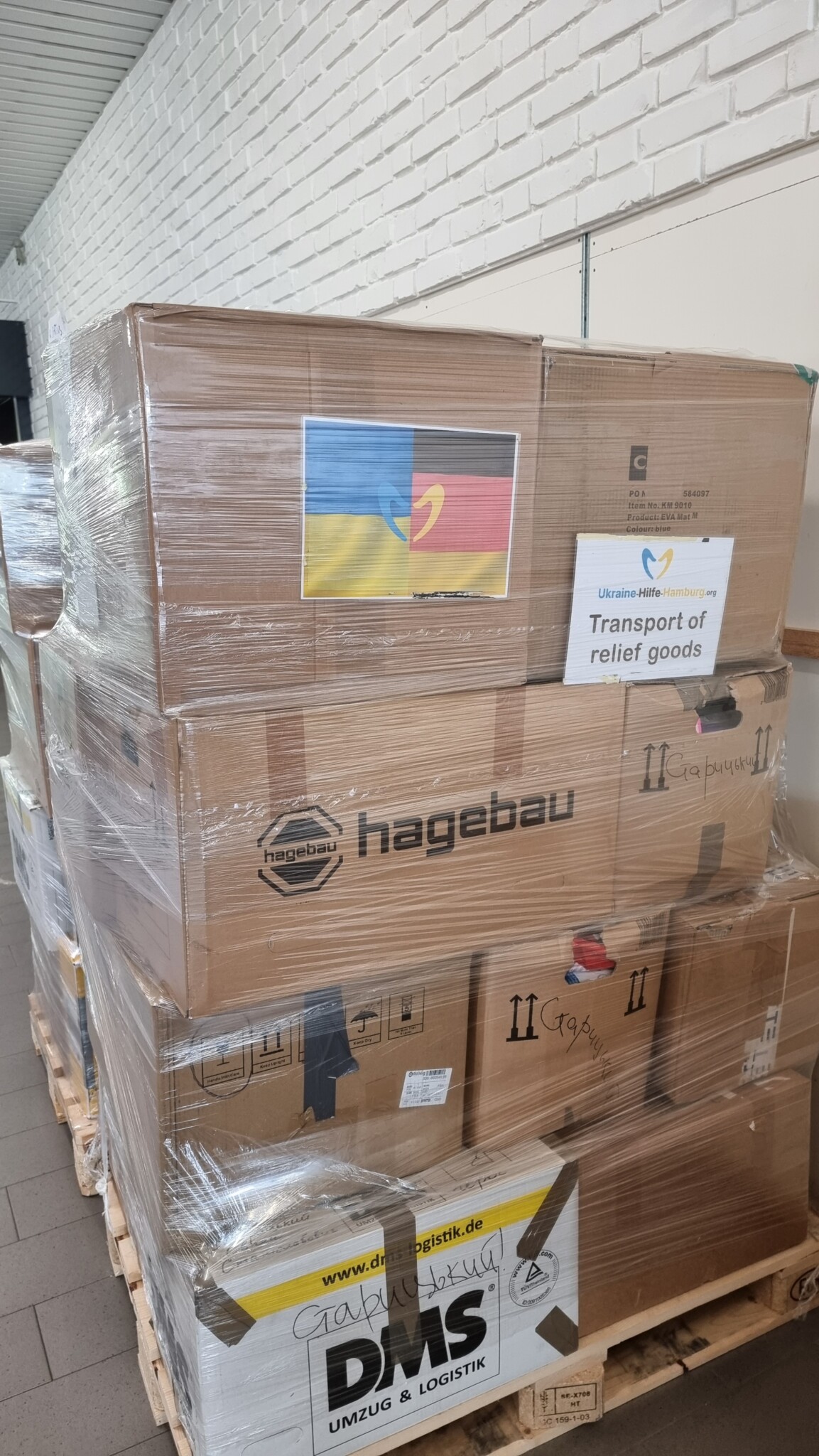 Pakete mit Spenden werden im Lager verpackt Sachspenden-Pakete werden im Hamburger Lager fΓΌr den Ukraine-Hilfstransport verpackt