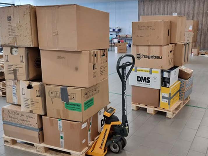 Sachspenden Ukraine Hamburg – Hilfsgüter im Lager Sachspenden für die Ukraine werden im Hamburger Lager für den Hilfstransport vorbereitet