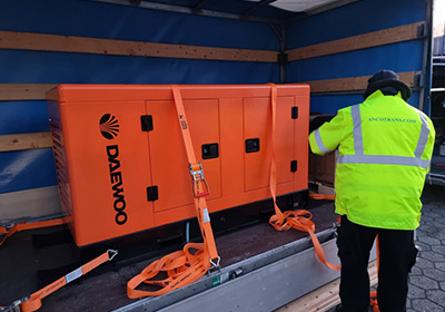 Baumaterial und Stromgeneratoren spenden zur Energieversorgung und zum Wiederaufbau der Ukraine