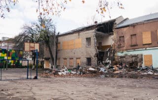 Zerstörung einer Schule in Mykolajiw durch russische Raketen