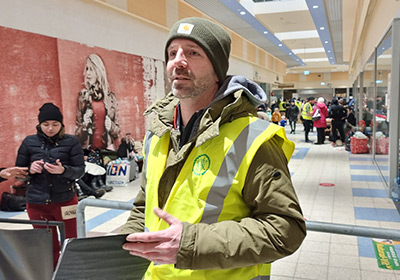 Unterstützung und Hilfe fuer Menschen auf der Flucht vor dem Krieg