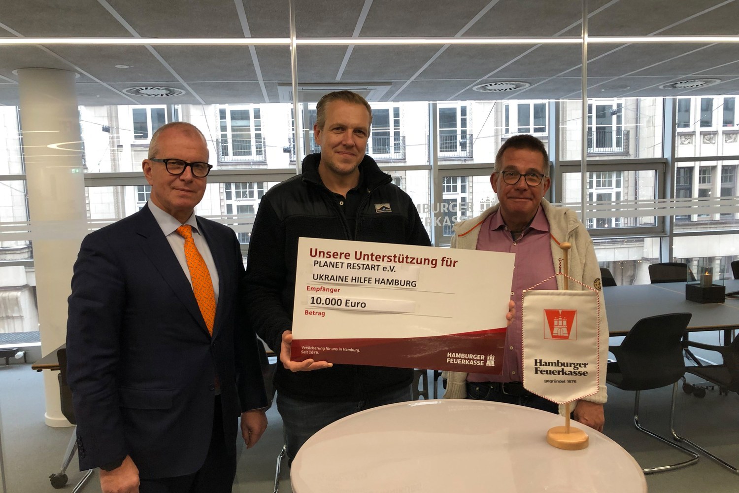 Spendenübergabe der Hamburger Feuerkasse an Planet Restart e.V. – Ukraine Hilfe Hamburg, Scheck über 10.000 Euro