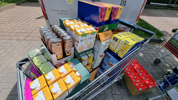 Ehrenamtliche Helfer sortieren Ukraine-Spenden für den sicheren Versand