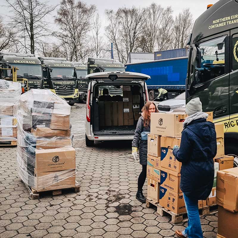 Team von Planet Restart e.V. bei der Lieferung humanitärer Hilfsgüter