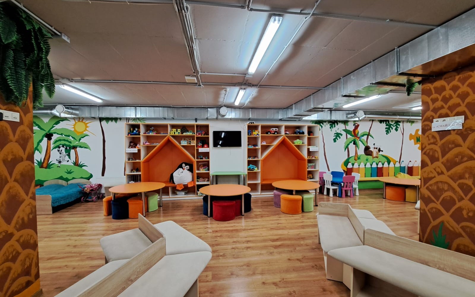 Fertiger Kinderschutzbunker in einer Kita im Oblast Odessa – bunt gestalteter Schutzraum mit Spielecken, Spielzeug und Sitzgelegenheiten