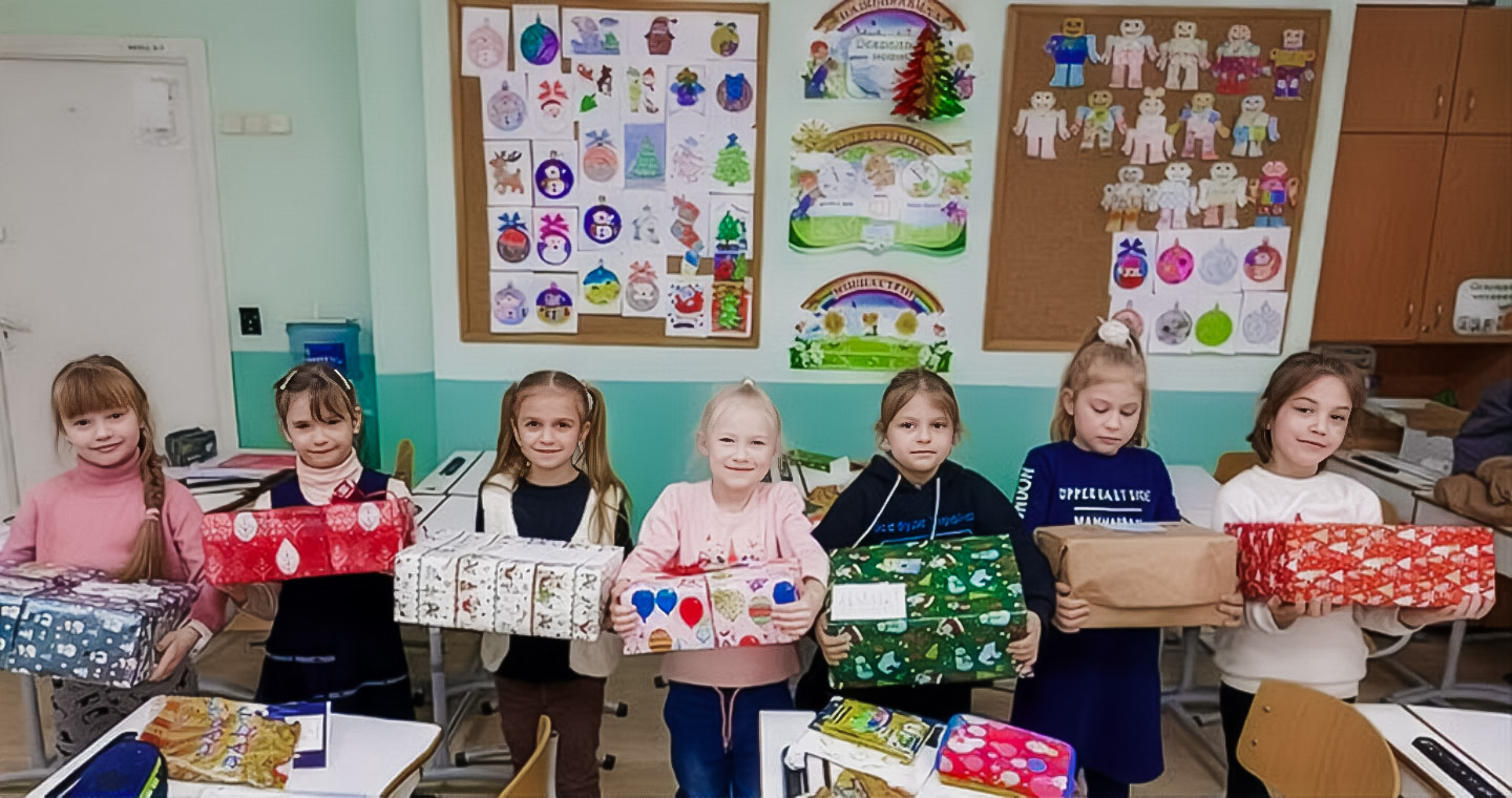 Kinder in Kiew mit Geschenken der Partnerschule aus Pinneberg