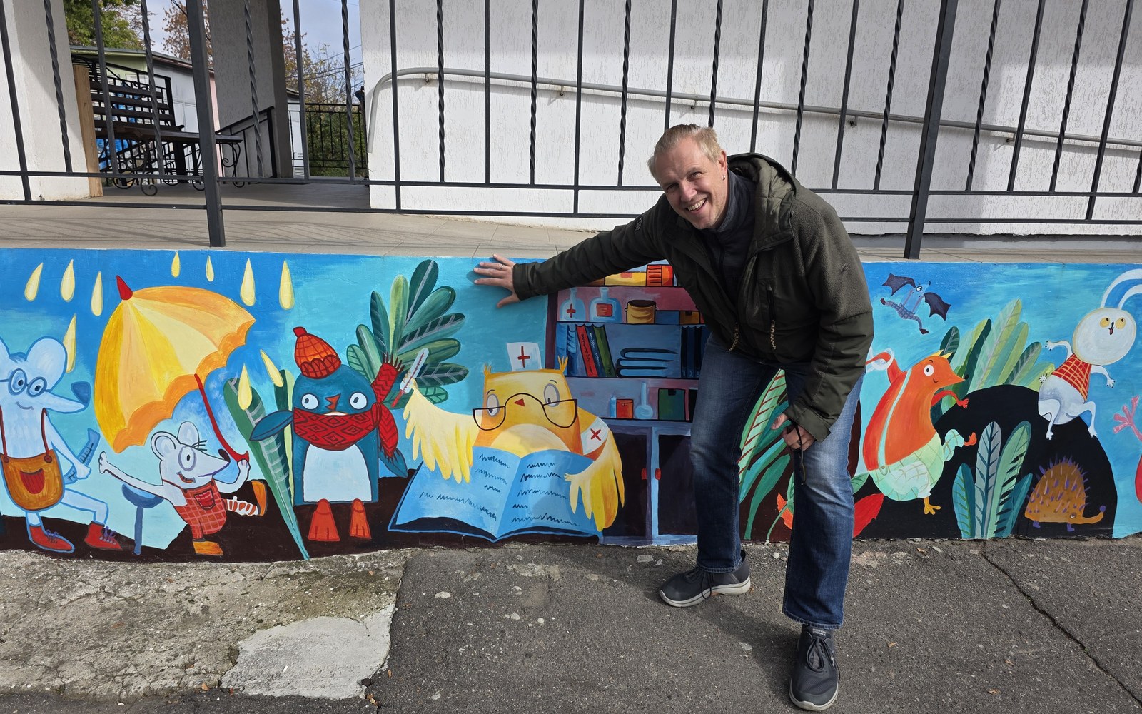 Fertige Wandmalerei am Kinderkrankenhaus Mykolajiw – bunte Tierfiguren auf der Mauer, gefördert von der Ukraine Hilfe Hamburg