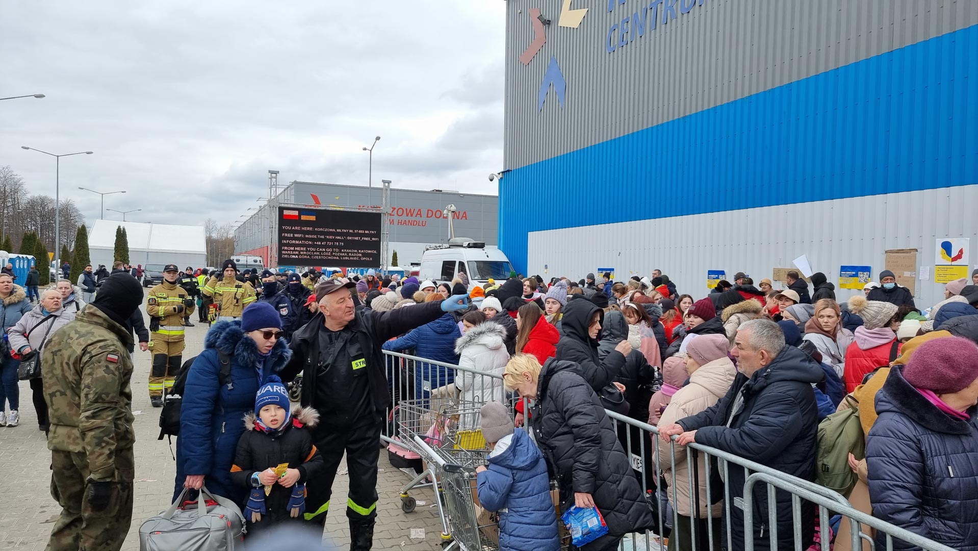 Geflüchtete Familien und Kinder an der polnisch-ukrainischen Grenze erhalten humanitäre Hilfe