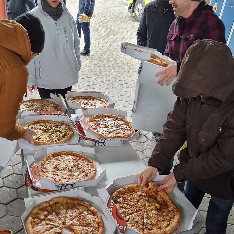 Ehrenamtliches Team der Ukraine Hilfe Hamburg beim Verladen von Hilfsgütern