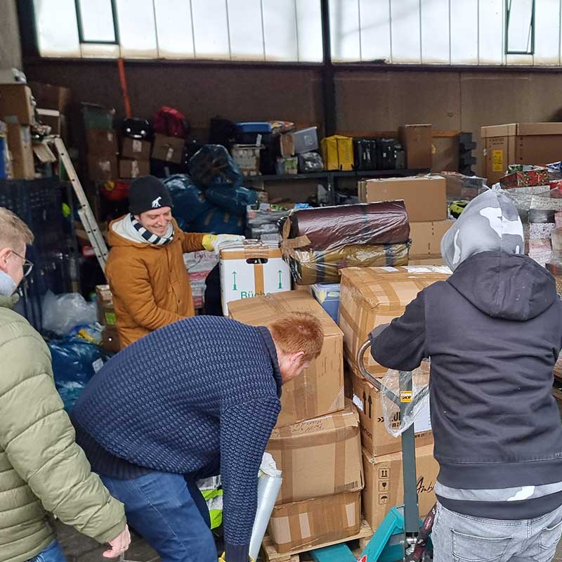 Freiwillige Helferinnen und Helfer von Planet Restart e.V. im Einsatz