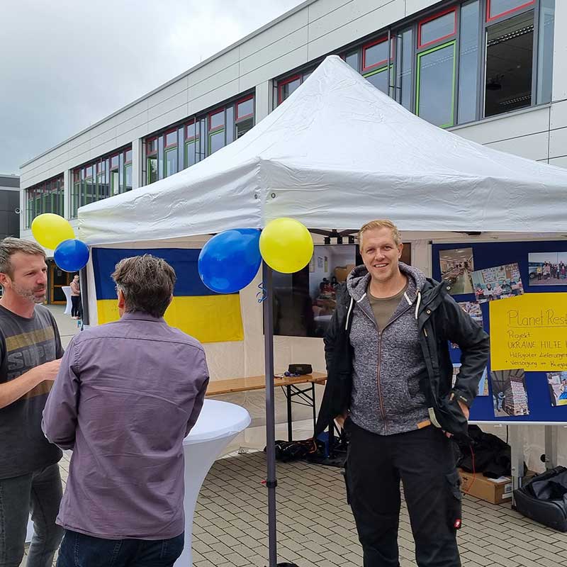 Team der Ukraine Hilfe Hamburg sortiert Sachspenden im Lager