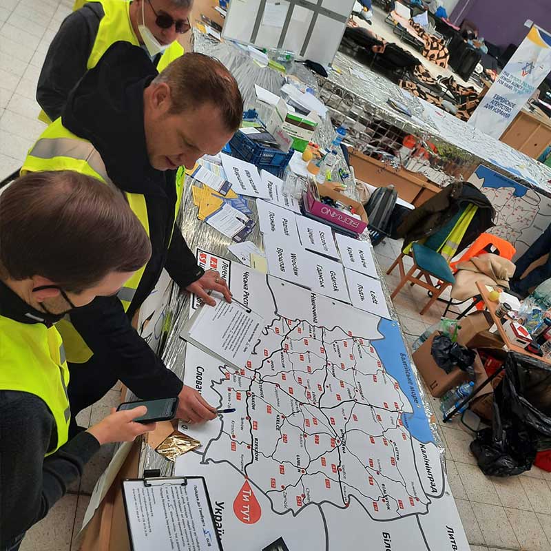 Teamarbeit im Spendenlager der Ukraine Hilfe Hamburg