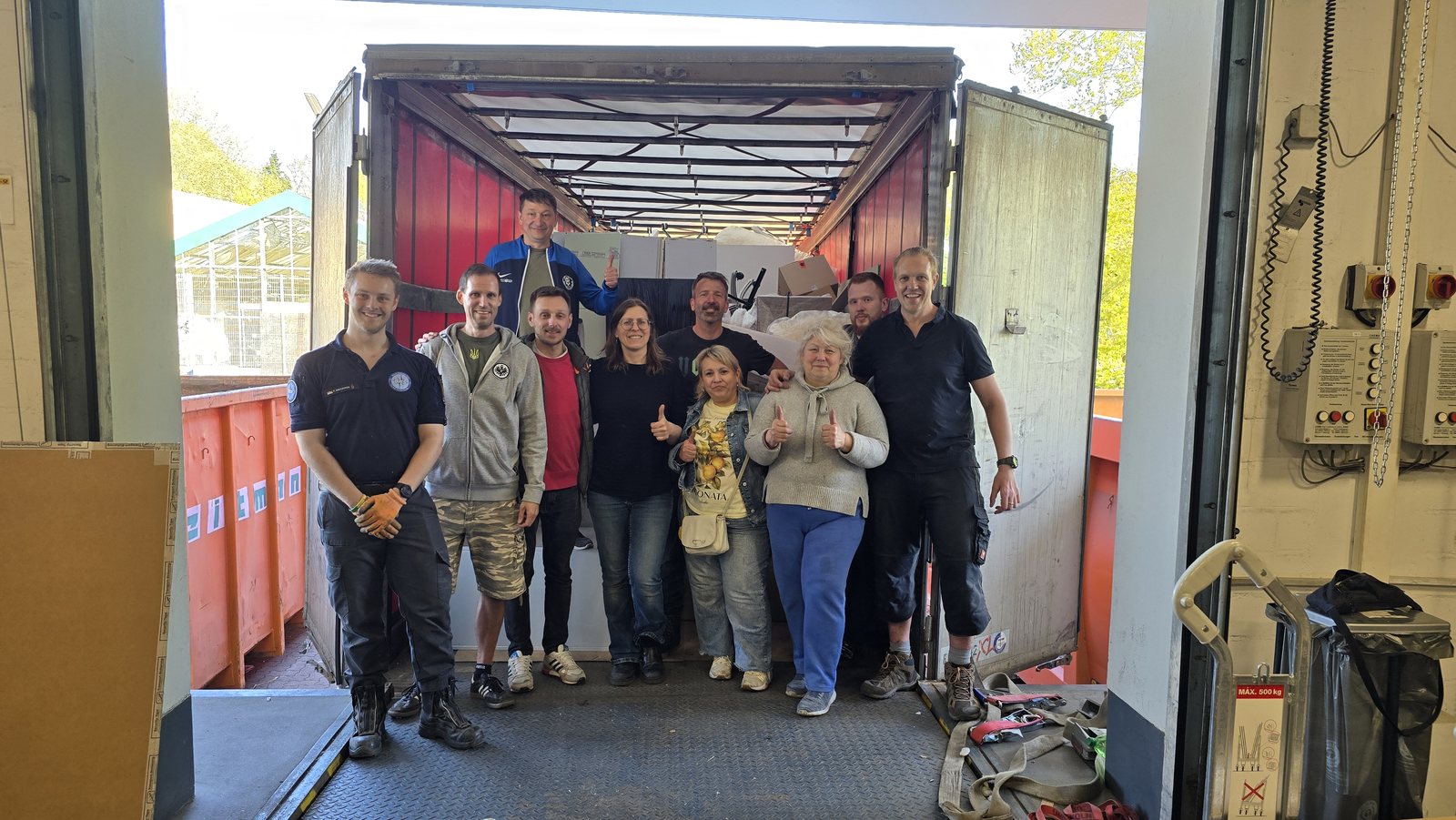 Gut gelauntes Helferteam von Planet Restart e.V. vor einem fertig beladenen Sattelzug an der Laderampe in Hamburg