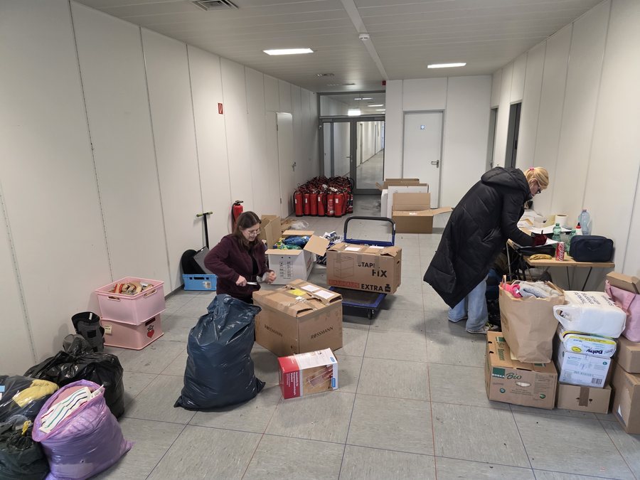 Helferinnen sortieren Sachspenden im Lager der Ukraine Hilfe Hamburg