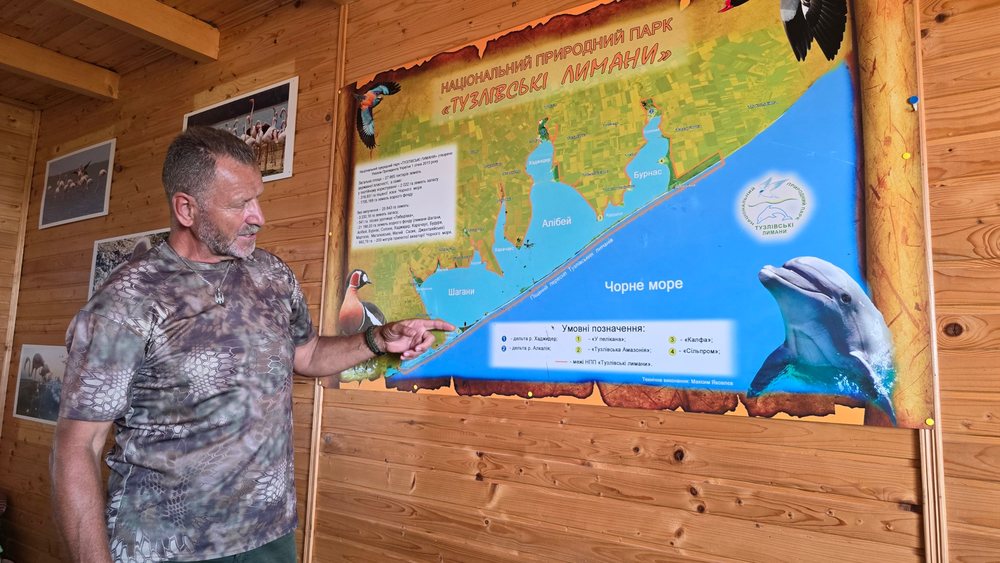 Ivan Rusev erklärt an einer Karte des Nationalparks Tusli-Limane die Lage der Delfine im Schwarzen Meer