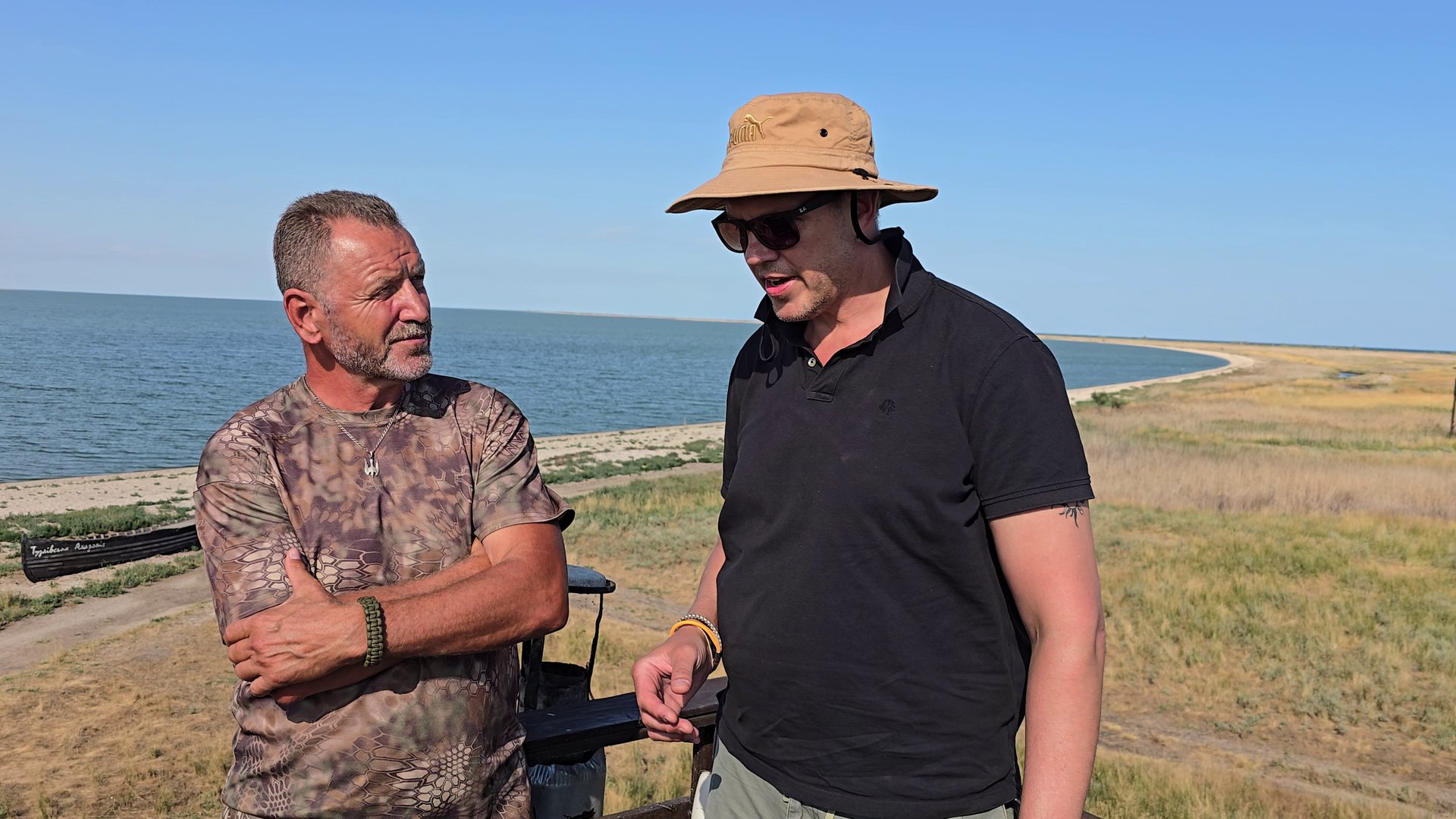 Ivan Rusev, Leiter des Nationalparks Tusli-Limane, im Gespräch mit Dirk Zessin von Planet Restart an der Küste des Schwarzen Meeres