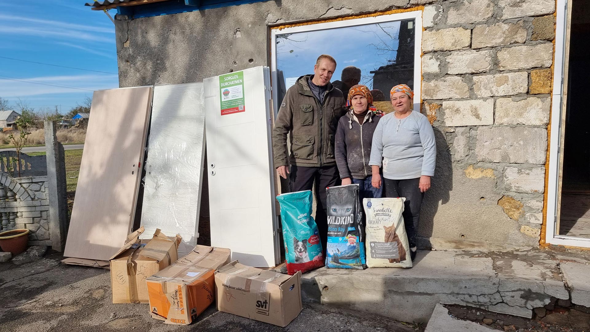 Baumaterial für den Wiederaufbau zerstörter Häuser in der Ukraine